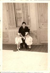 FRANCINE ET FRANCOIS DEVANT LA MAISON ET LEUR MERE DEVANT CHEZ MME MAGRI